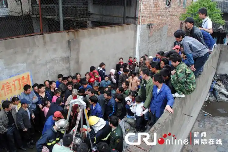 浙江男子自杀消防解围 众人围观"飞檐走壁" (高清组图)