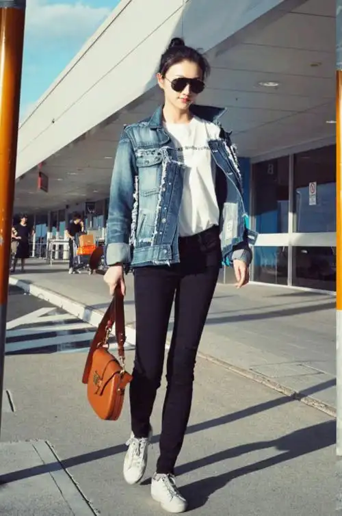 牛仔夹克现在穿正当时,景甜身穿磨白牛仔夹克搭配白色t恤和黑色紧身裤