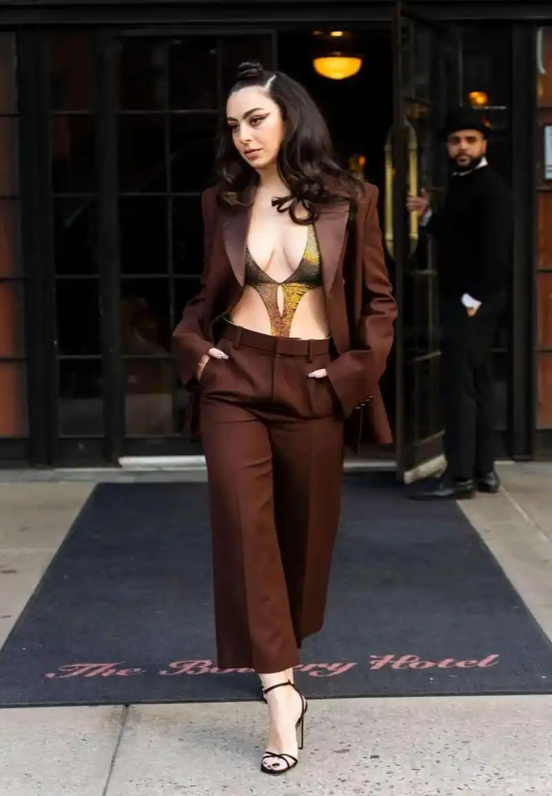 gif创作人# 英国90后性感女歌手 查莉xcx(charli xcx)出场真是霸气