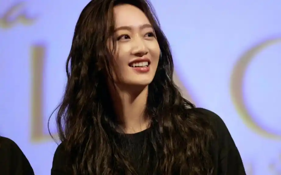 消失的她当中 李木子温暖,明媚,纯净,清澈,真诚的眼神和笑容让我很久