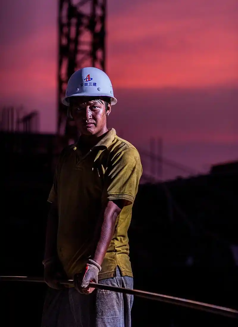 又过了枯燥无味的一天,我是一名80后的工地搬砖水电工,天天重复着一样