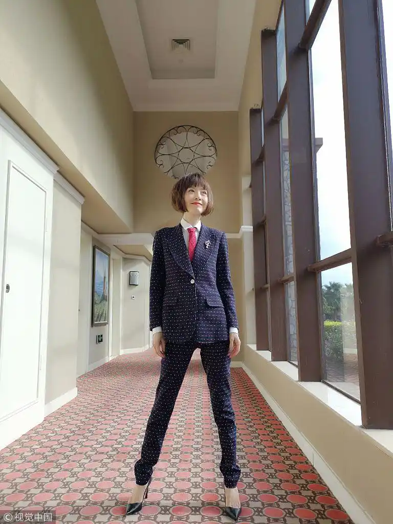 陈鲁豫气场全开波点印花秀"西装杀" 席地而坐炫逆天大长腿