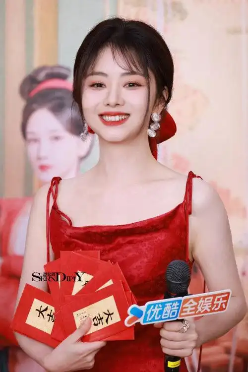 谭松韵明媚红裙,这一身红裙 红色发饰,满分明媚感的松松,谁能不爱看呢