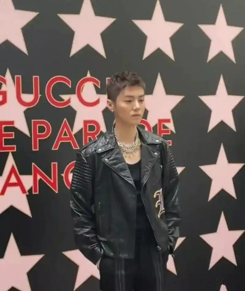 鹿晗短发黑色皮衣造型