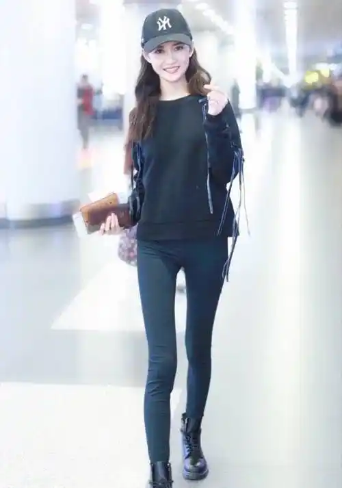 陈钰琪为秀腿热裤破得口袋都出来了但这可乐瓶腿型认真的