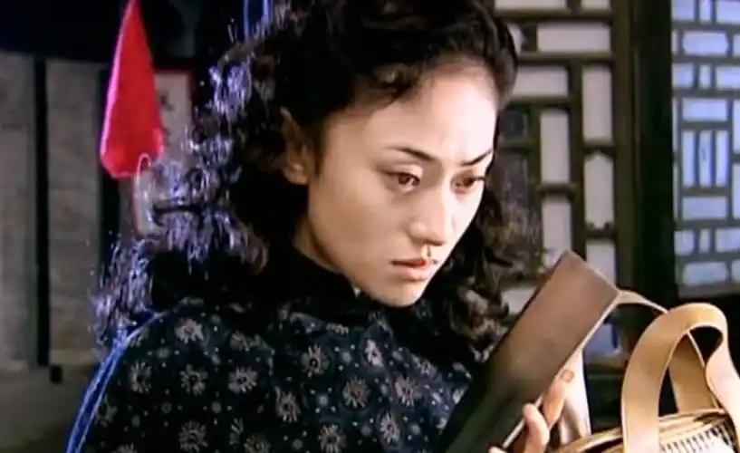 大宅门2买完菜刀的美子再次回到娘家用桌子顶了门准备睡下