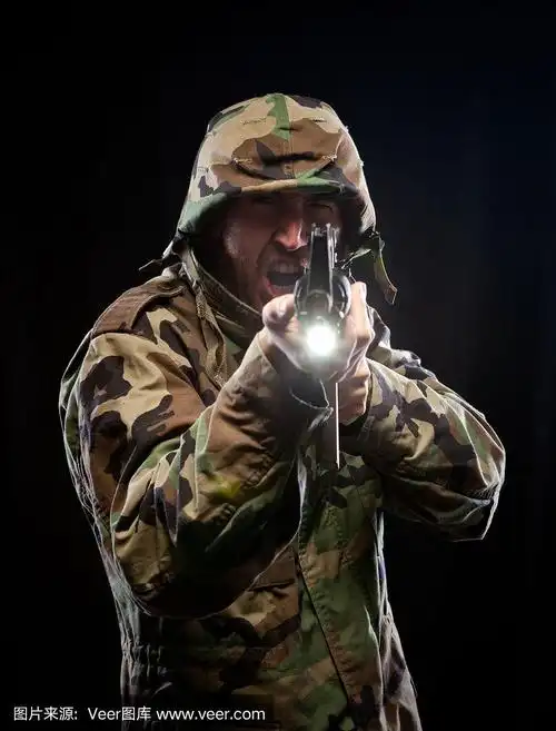 美国陆军城市愤怒的士兵开枪害怕