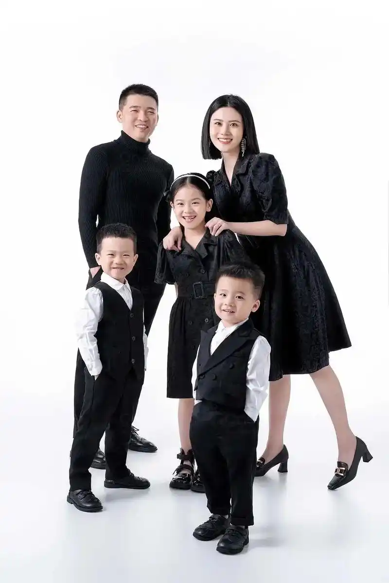 幸福感很高的一家五口,拍摄整26过程都非常开心 爸爸妈妈甜蜜 - 抖