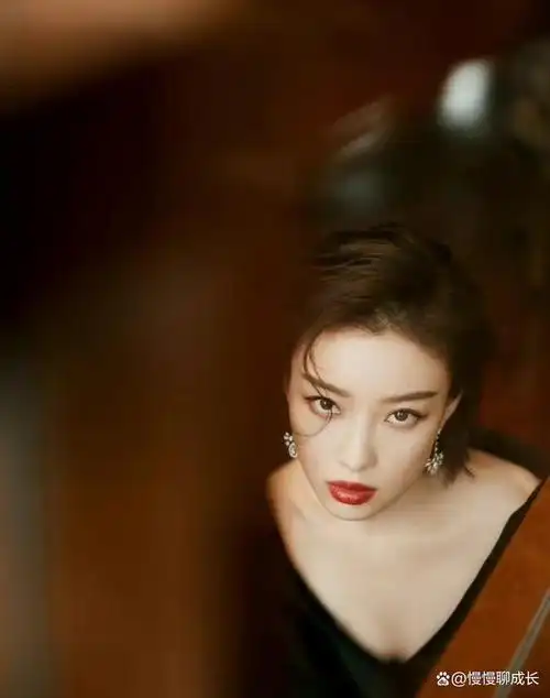 倪妮曾多次尝试短发造型,她以不同的短发款式展现了不同的风格和气质