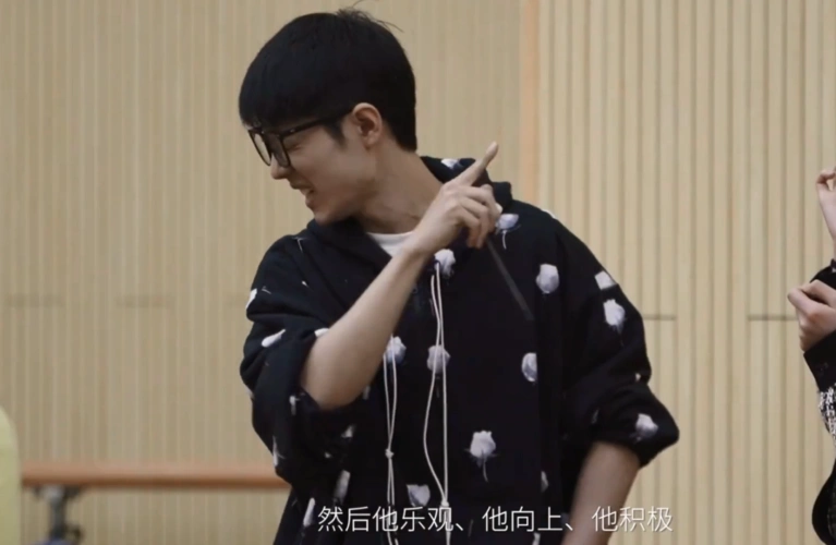 原创如梦之梦排练花絮曝光肖战热心为同事拍背认真学抱娃姿势