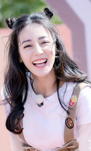 迪丽热巴的丸子头造型,可爱中带着调皮,这是暖萌红孩儿来