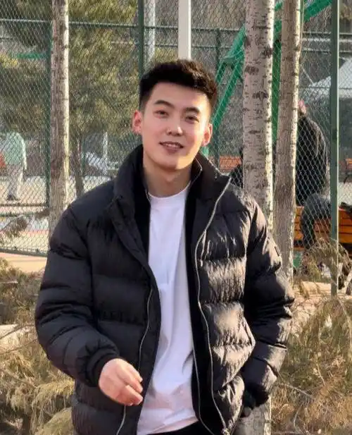 这位"小哥哥",可是目前全网最"火"的鼓手哦_帅哥_小伙子_形象气质