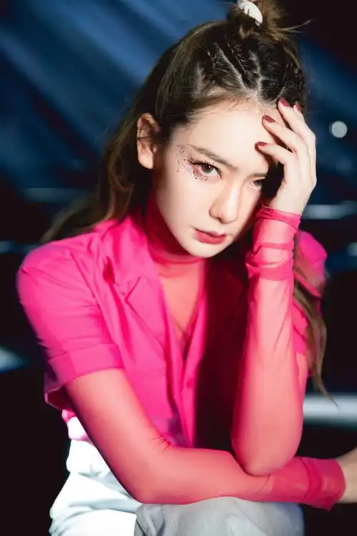 戚薇靓丽玫红蕾丝上衣性感写真图片79