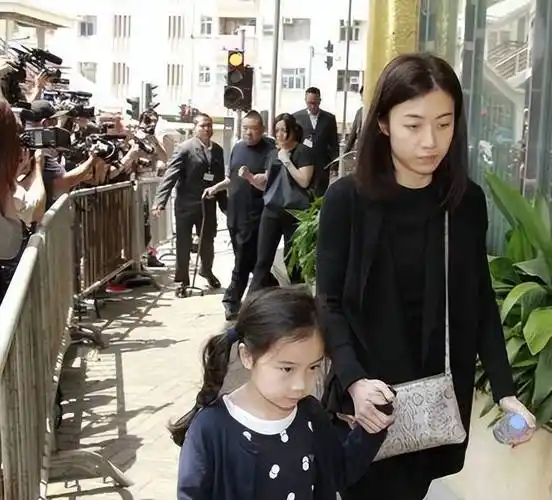 当年贼王叶继欢入狱之后,刘銮雄也曾经资助她的女儿上学,后来她的女儿