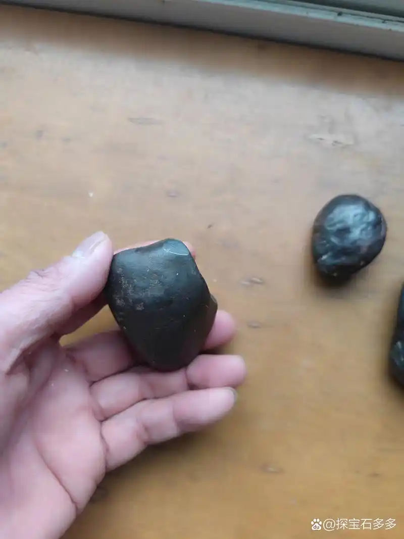 这几个是朋友洗沙子时捡的,送给我了,很奇怪的石头,陨石特征很明显