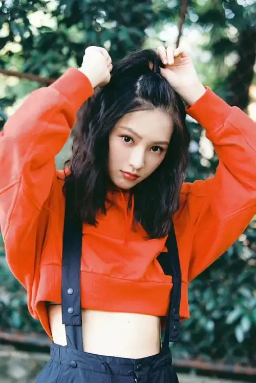 网络红人黄灿灿,被网友称为"武大女神",正式进军娱乐圈