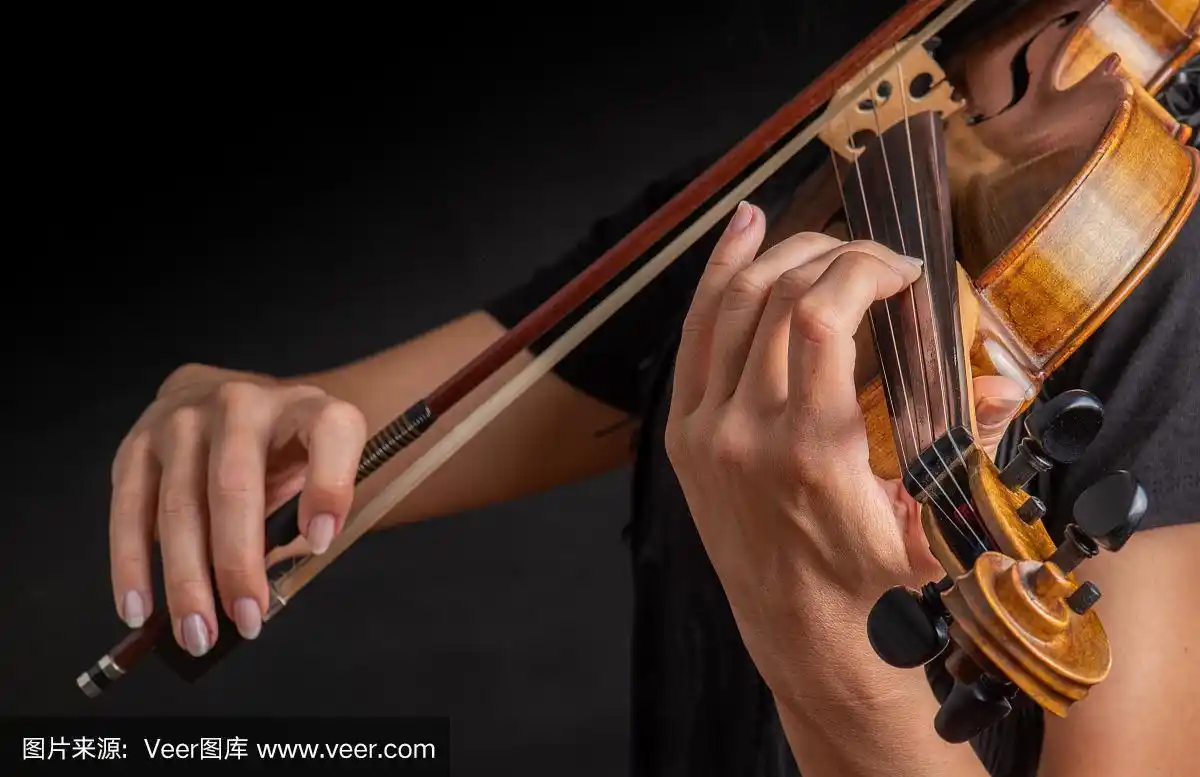 正在拉小提琴的女人双手拉着弓