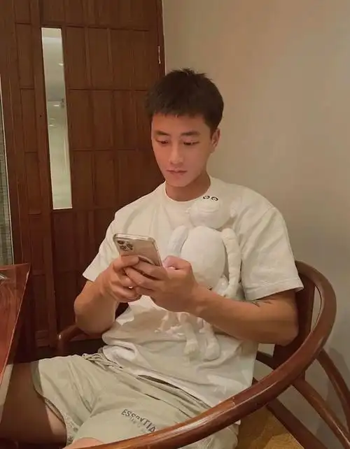 有谁知道这个网红帅哥是谁吗?