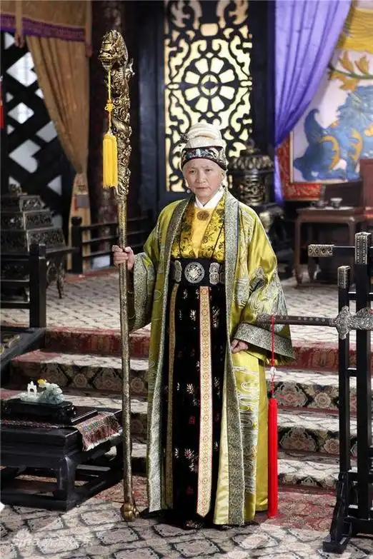 图文杨门女将造型佘太君郑佩佩