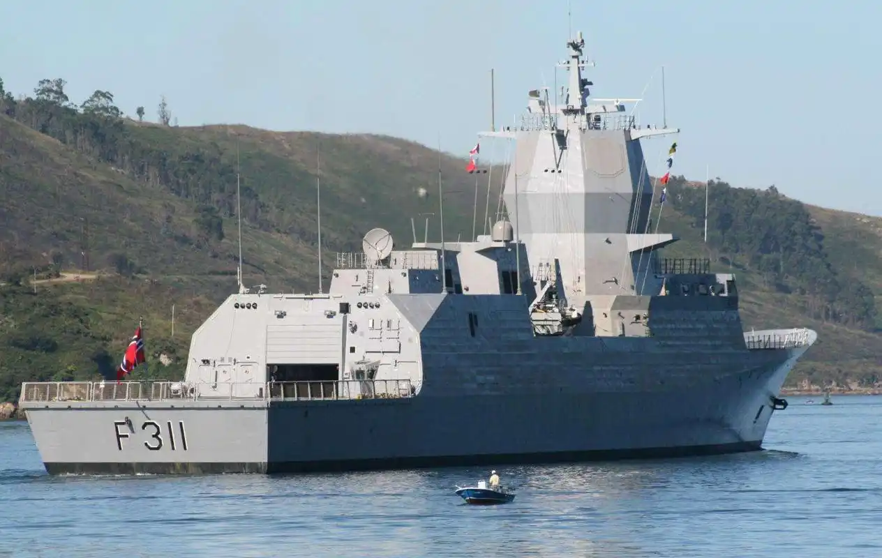 他不是之前德国海军护卫舰,如f-122型"不莱梅"级,f-123型"勃兰登堡"级