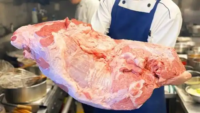 酒店厨师买回50斤牛油,只做一锅鸡蛋炒饭,出锅卖多少钱合适?