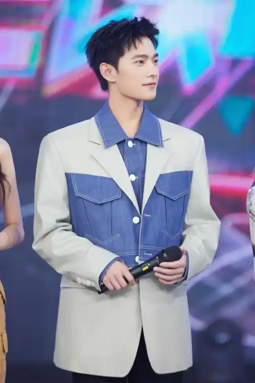 杨洋穿应援色录制青春环游记3