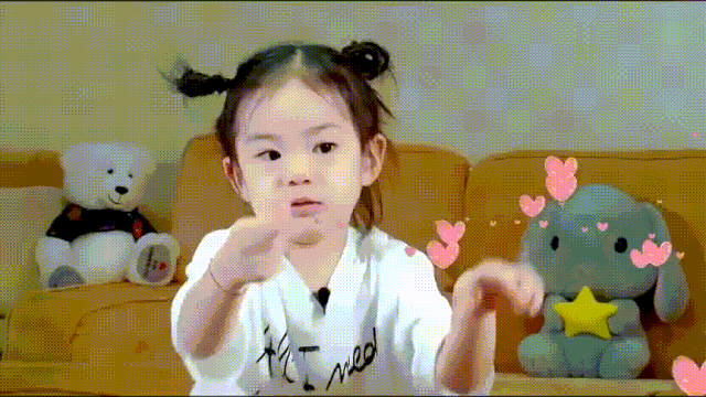 虽然节目录制时lucky只有3岁,但俨然是一台"表情包制造机",天然的综艺