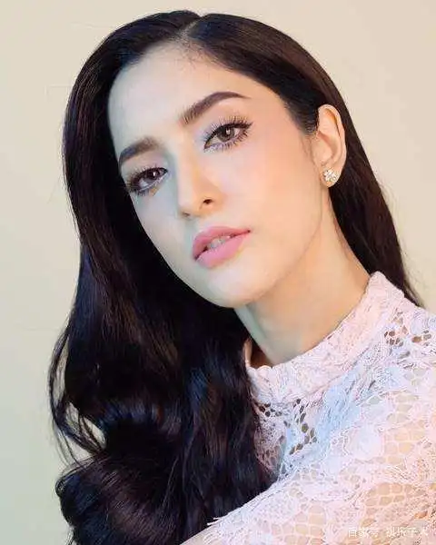 六国混血女星无惧疫情,戴护目镜仍要上综艺