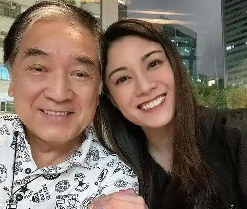 在他女儿的照片中,秦沛身体强壮,皮肤光滑,脸上几乎没有皱纹,充满活力