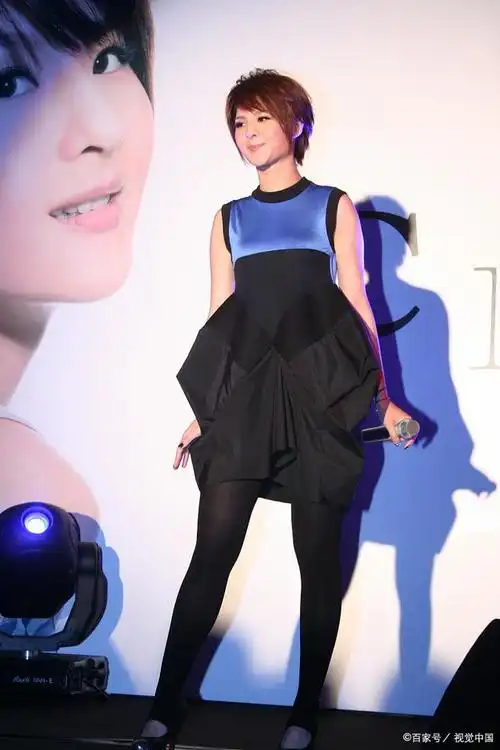 孙燕姿俏丽清新形象抛弃黑色丝袜搭配蓝色上衣瞬间秒变少妇