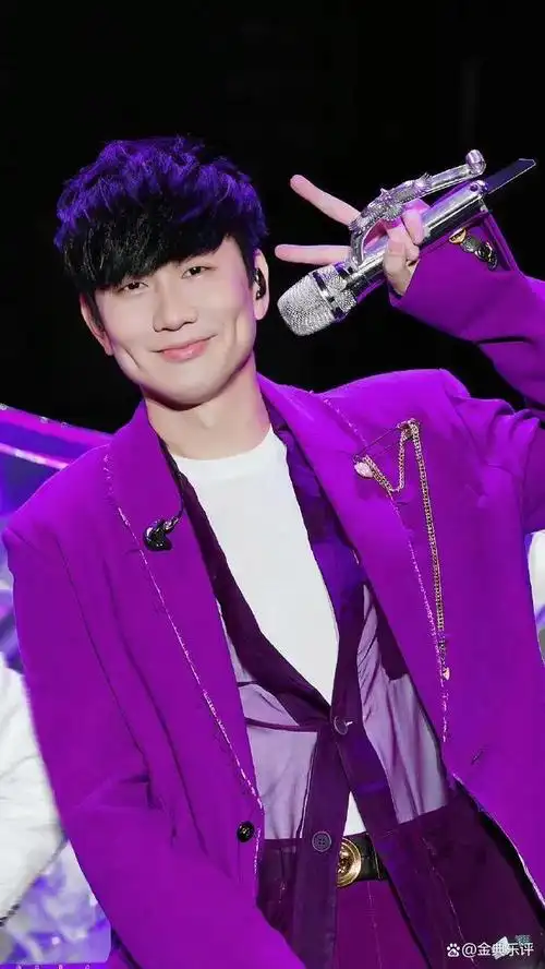 林俊杰机场签名小插曲墨水溅衣服表现不凡这才是优质偶像