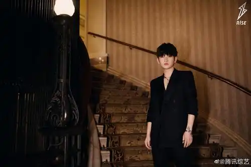 贵族王子r1se周震南来啦南南身穿黑色深v西装