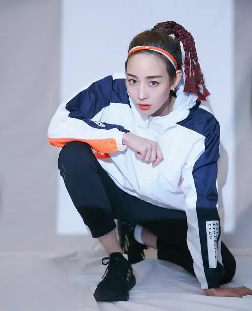 果然人美怎样都好看,张钧甯运动套装出席活动,红发脏辫帅气酷飒