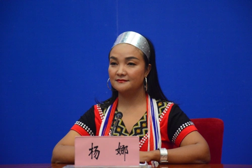 西盟佤族自治县基层扶贫干部代表杨娜答记者问(记者 赵嘉 摄影)