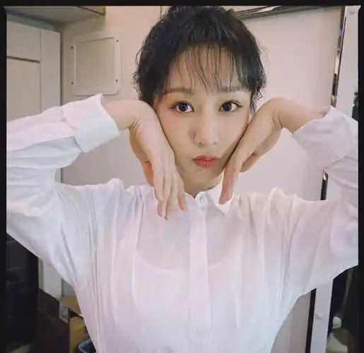 杨紫晒横店拍戏日常嘟嘴wink娇俏可爱