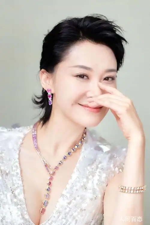 许晴流光大片秀身姿身穿银白色流光长裙