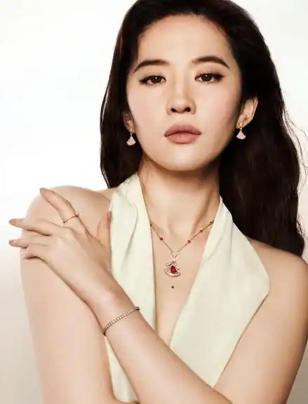 从容丨全球品牌代言人刘亦菲演绎bvlgari宝格丽divasdream系列珠宝