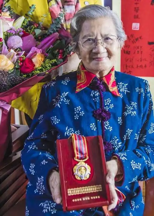 曾在电影药中演夏四奶奶上海艺术家陈奇获大奖94岁还演戏