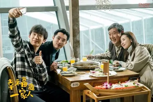 作为恩乔依操刀的首部台网联动剧集,《幸福一家人》传递了公司质朴的