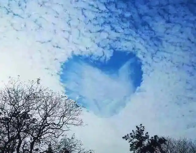 浙江:天空现爱心云奇观 恩爱秀一脸