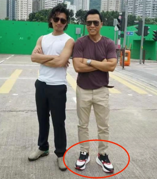 来为自己身高增加一点海拔,谢霆锋一直被嘲不足1米7,但是甄子丹穿着