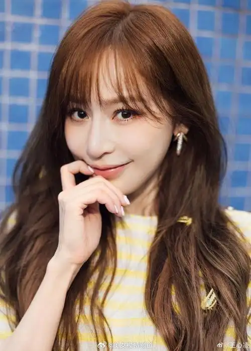 王心凌晒泳池玩水美照穿黄色套装露健美腹肌青春活泼