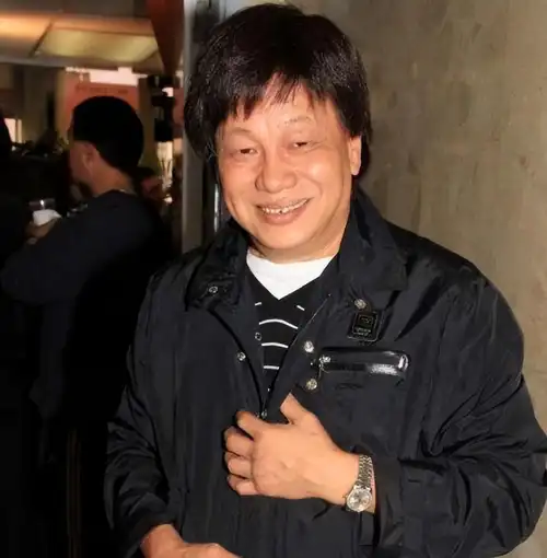 原创71岁梁小龙定居内地穿一双布鞋做核酸身材依旧挺拔