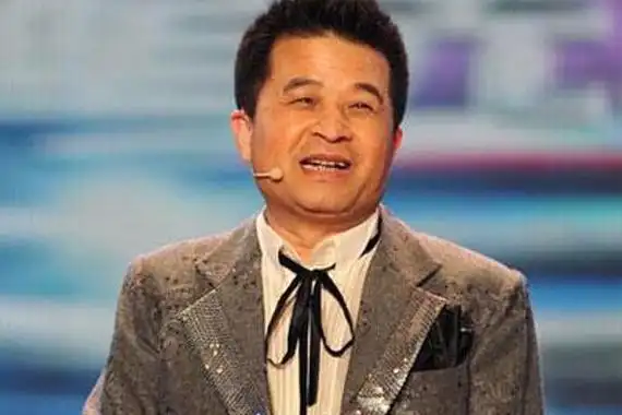 当饭局开始的时候有人开毕福剑玩笑,称:"很多名家都在他那儿,他都很熟