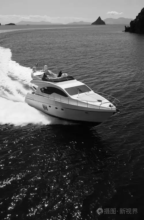 豪华游艇在海上