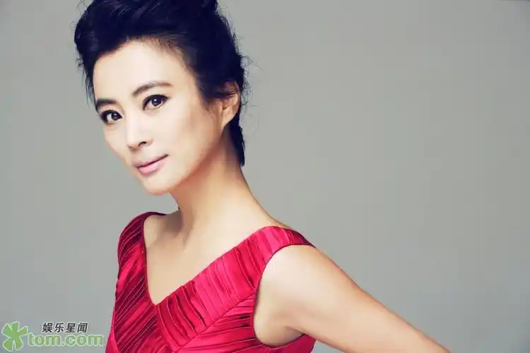 【李玲玉最新写真出炉 纯净优雅似红白玫瑰绽放】【7p】 | 花边星闻