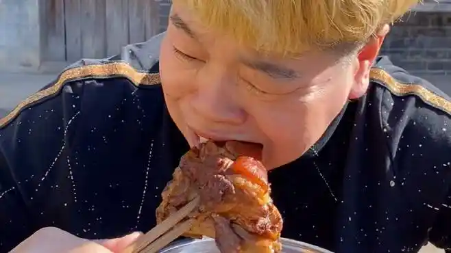搞笑视频:不在乎腰大粗就这样吃肉
