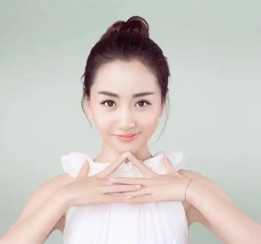 这是杨蓉的微博头像虽然只有上半身但也可以看出妹纸脑袋比较大