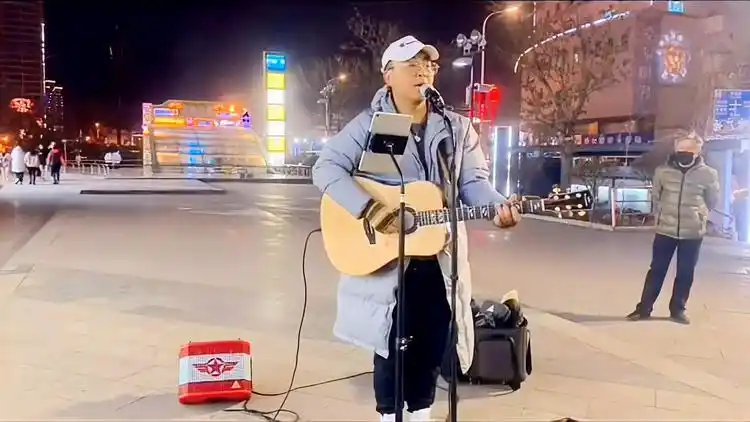 大叔街头吉他弹唱成都
