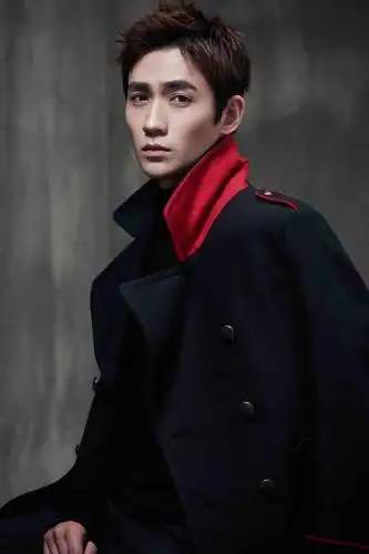 朱一龙曝暗夜版写真 气质冷峻显露王者之势